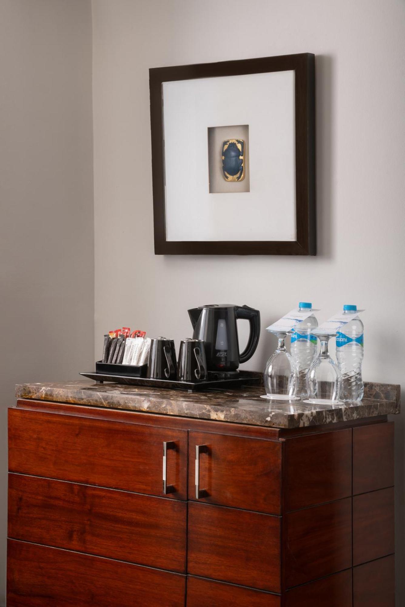 Steigenberger Pyramids Cairo Hotel Al Kawm al Akhdar Luaran gambar A kettle in a hotel room