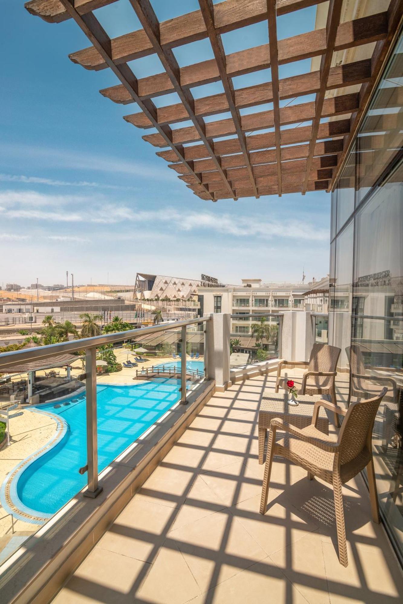 Steigenberger Pyramids Cairo Hotel Al Kawm al Akhdar Luaran gambar View from a balcony