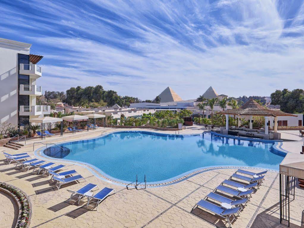 Steigenberger Pyramids Cairo Hotel Al Kawm al Akhdar Luaran gambar The pyramids from the Hilton Pyramids Hotel